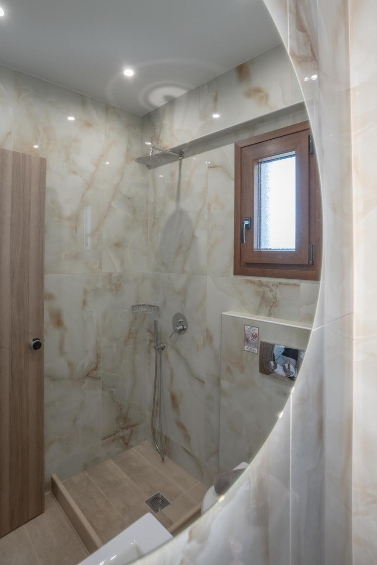 Sunshine Rooms And Suites Vrasná 외부 사진